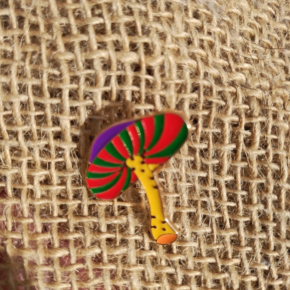 💙Psychedelic mushroom pin